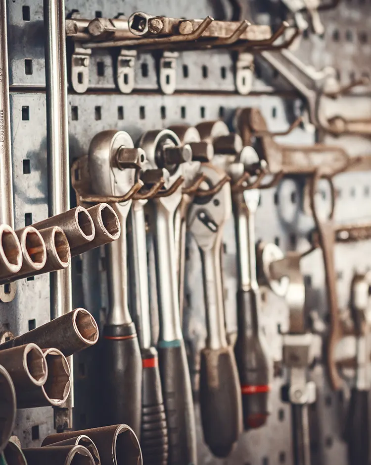 Werkzeugwand in der Werkstatt des Sachverstaendigenbueros